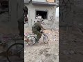 يلهون ويضحكون فوق الخراب فيديو لجنود إسرائيليين يشعل نارا