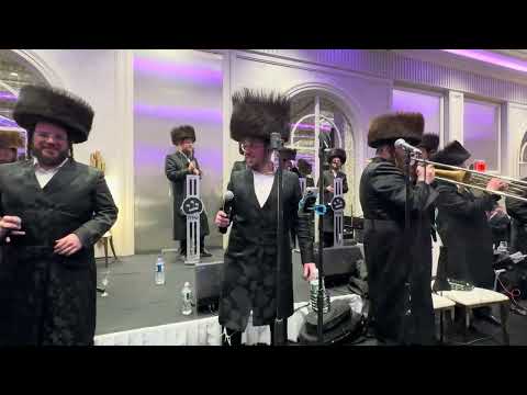 Meir Adler on the keys & Kalmy Schwartz & Rasunbaum & Weiss