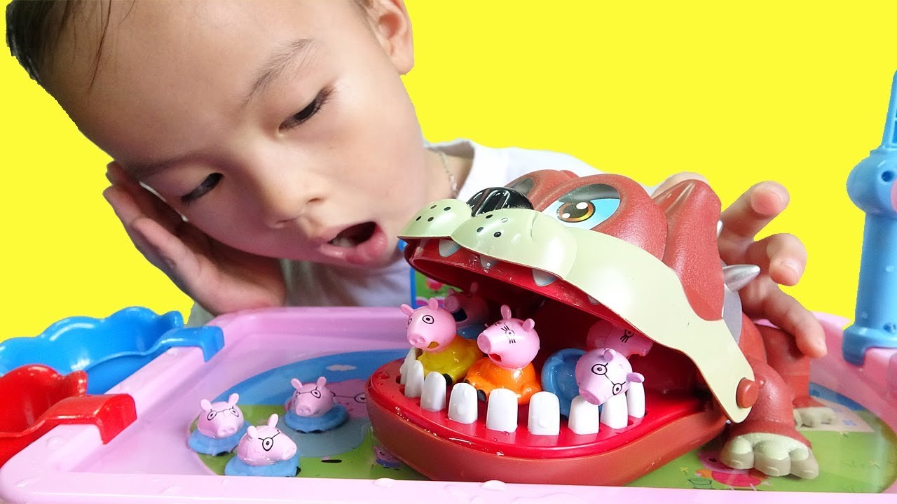 Kids pretend play Peppa pig toy with brushing and bathing for Big Croco Doc! Abckidtv Misa channel