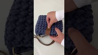 Muhteşem oldu 🤩 penye ipten örgü çanta yapımı kanalımızda💙 #crochet #örgü #crochetbag #örgüçanta