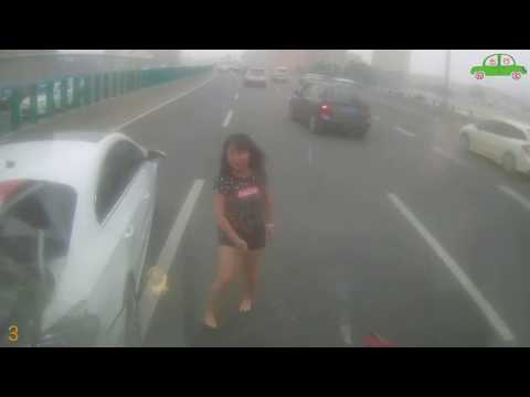 交通事故合集：前车行驶中突然停车开门走下一女士，后车直接追尾