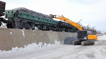 Unloading of wagons supported by a Hyundai excavator
