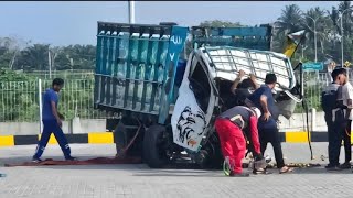 kecelakaan truk mak e di tol limapuluh sumatra utara