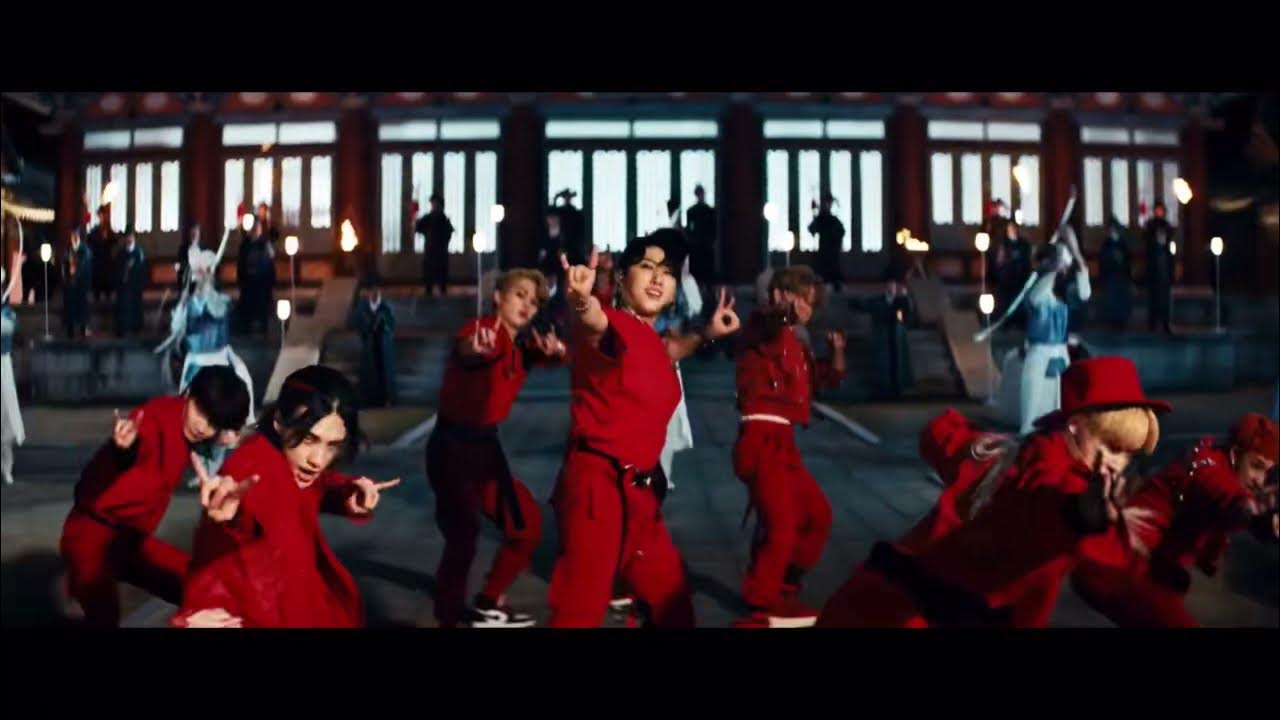 Стрей кидс как снимали клип. Stray kids дебют. Stray kids бак доор. Группа stray kids 2021 в красном. Джисон backdoor.