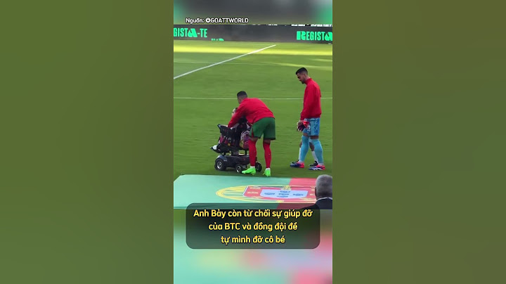 Trong trận Bồ Đào Nha - Ireland,Ronaldo đã nhẹ nhàng, ân cần đỡ cô bé kém may mắn ra sân cùng mình.