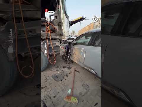 شاهد شاحنة تصطدم بمعرض للسيارات في العاصمة المصرية القاهرة وتدم ر العشرات منها