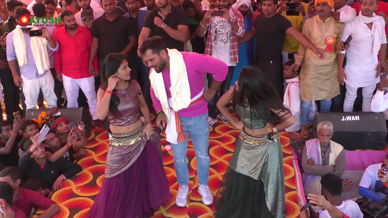 छठ गीत पर खेसारी लाल यादव ने लगाया ठुमका झूम उठी पब्लिक
