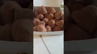 ДОМАШНИЕ КОНФЕТЫ Ингредиенты: финики, грецкие орехи, какао