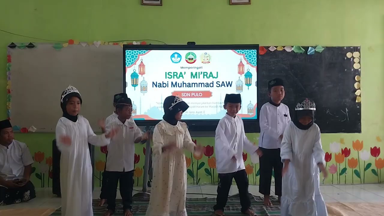 Tampilan siswa kelas 2 SDN Pulo diacara Peringatan isro' mi'roj Nabi Muhammad S.A.W