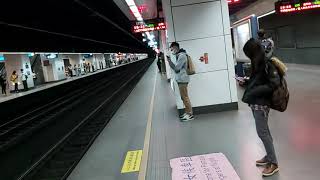 516次經由海線開往七堵的E218單電頭+折疊門舊式莒光號,和1237次經由山線開往苗栗的EMU818+EMU817微笑號區間車