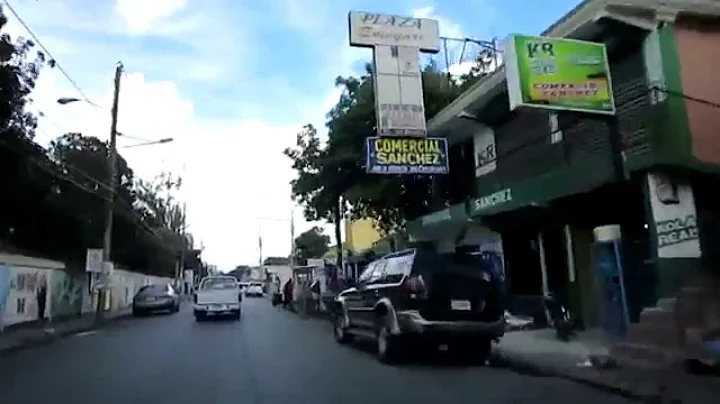 Conduciendo por la Calle Pedro A. Lluberes en La R...