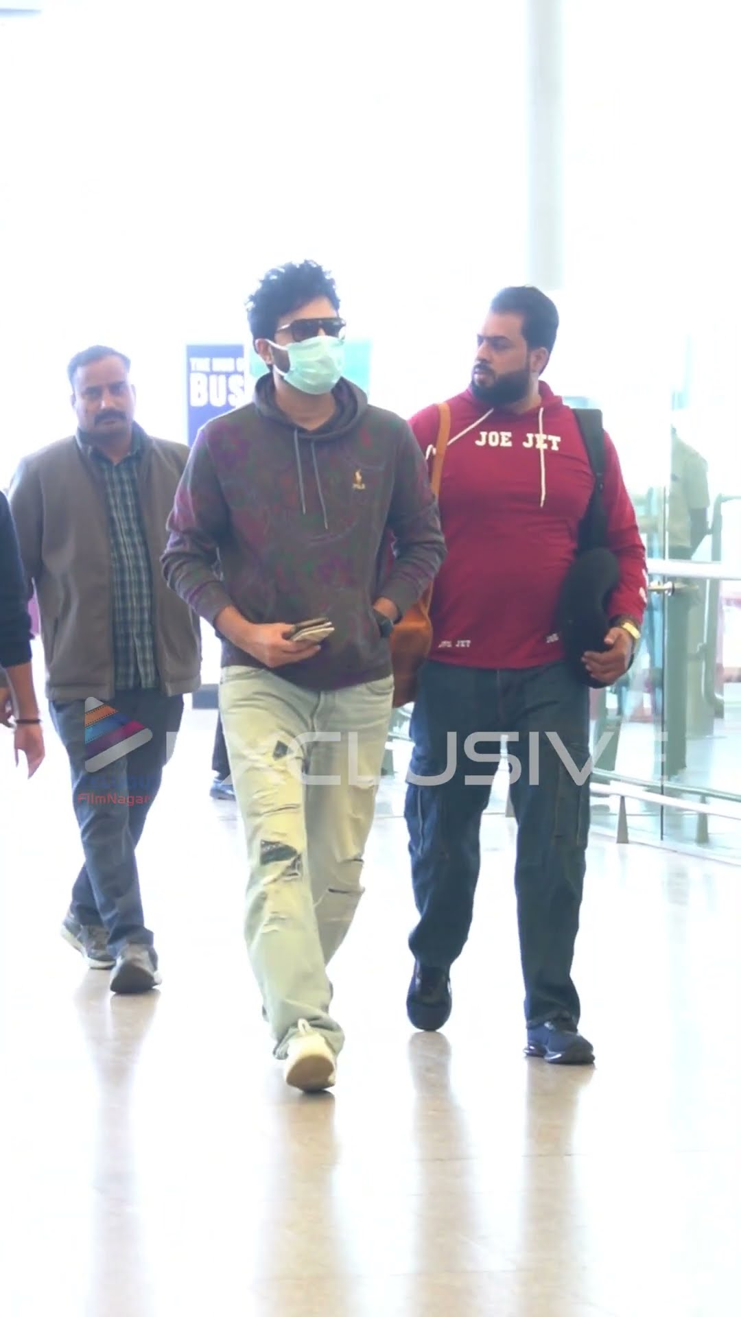 సింపుల్  లుక్‌తో ఎయిర్ పోర్ట్ లో కనిపించిన సిద్ధు జొన్నలగడ్డ | #SidduJonnalagadda | #Shorts | TFN