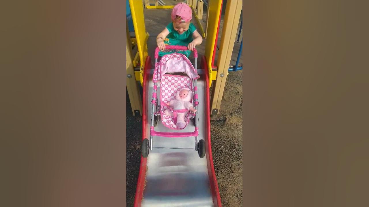 Она смогла скатиться с коляской с горки😆 #дети #baby - YouTube