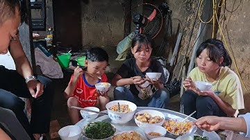 Bữa Cơm Vui Nhộn Của 2 Chị Em Bé Hờ Với Các Bác Thợ Xây | Cói Lalin