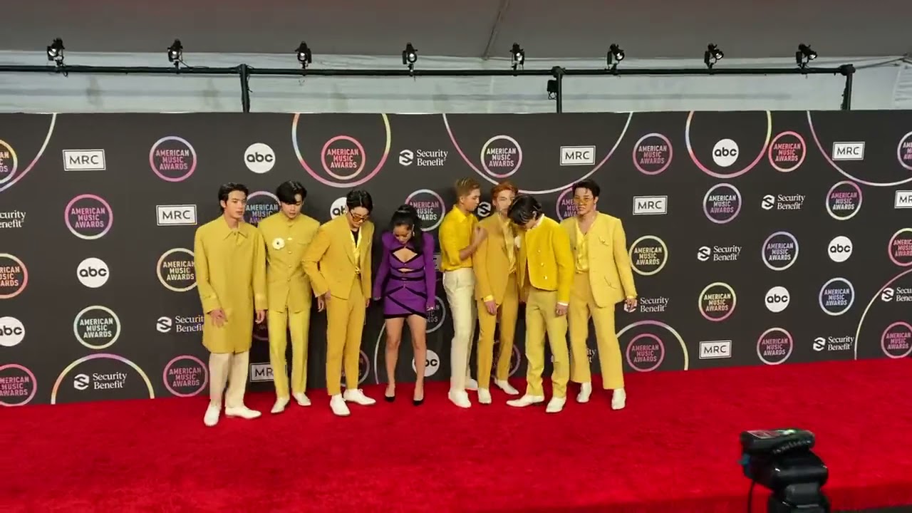 Becky G y BTS se encontraron en la alfombra roja después de los AMAs y se tomaron algunas fotos!