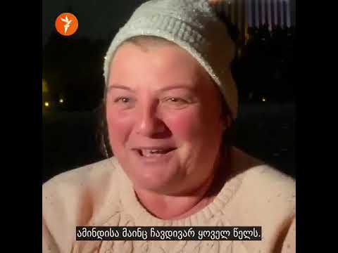 ბათუმში, 4 ბალიანი შტორმის მიუხედავად მართლმადიდებელი ქრისტიანები ნათლისღების დღესასწაულზე ზღვაში მა