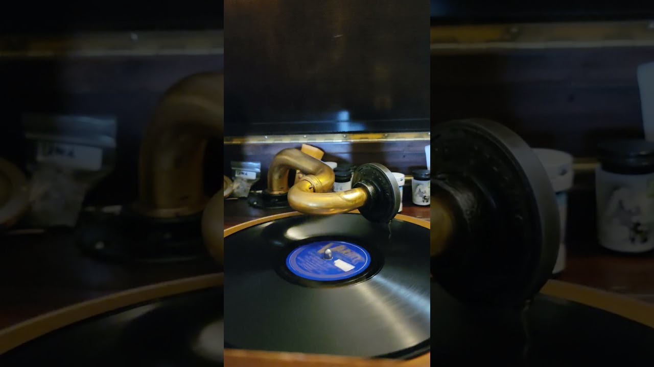 YouTube에서 I Don't Stand a Ghost of a Chance - Frankie Trumbauer & his Orchestra Varsity Records #8256 1940 보기
