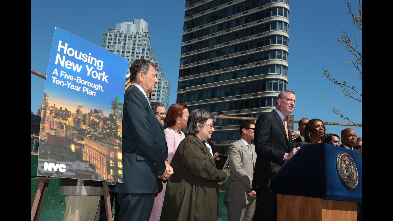 Mayor de Blasio Unveils \ Mayor de Blasio Unveils \
