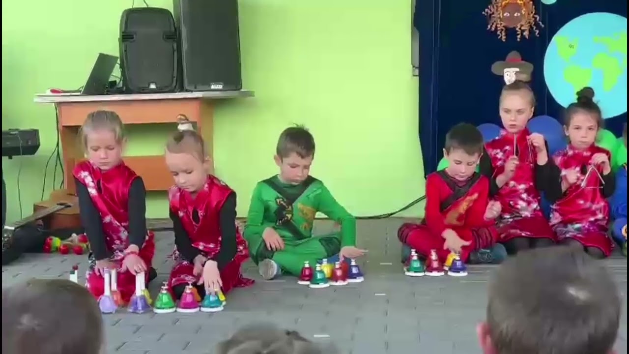 Gra na dzwonkach (azjatycka muzyka) - Przedszkole Bajlandia w Cieszynie