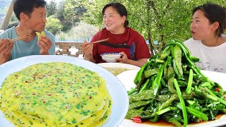 [Xia Jie in northern Shaanxi] Xia Jie picked a large basket of Sophora japonica flowers and went ho