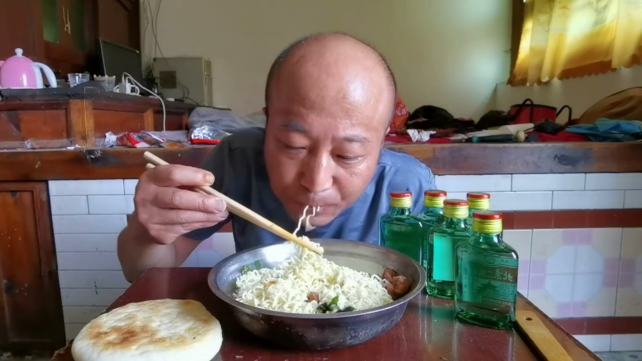 泡面配猪肉臊子，4瓶小酒，喝点真过瘾 #农村美食记录生活
