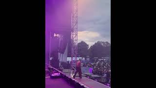 Nigerian music star, Wizkid performing his favorite hit single, "Kese" live on stage. 🦅