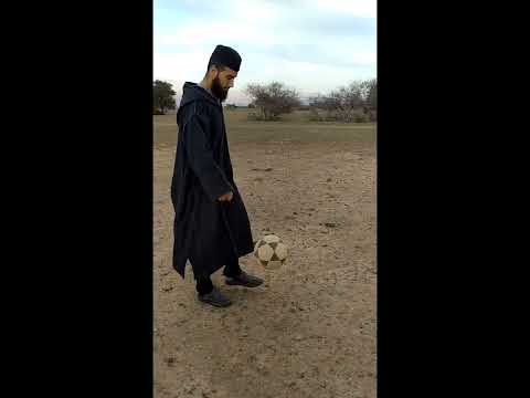 أحب رياضة لعب الكرة