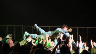 James Blunt crowd surfing in Budapest - 27/10/2014