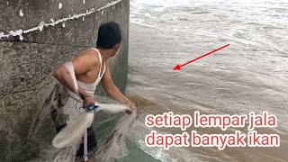 PECAH REKOR,,,jala ikan di pintu air bendung gerak dapat ikan satu kampung || best Nets fishing