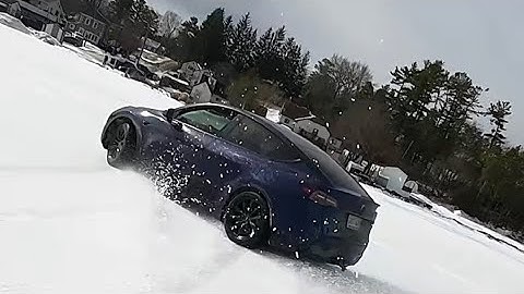 Drifting a Model Y Tesla Performance with Track Mode in the Snow / Ice