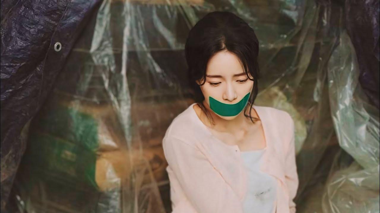 ممثل مشهور بيقع في حب بنت فقيره وبسيطه قدرت تغير حياته وبيطارها في كل مكان والصدمه انها ملخص مسلسل