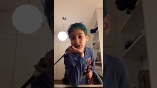 O MENINO DE CABELO AZUL TOCA VIOLINO MUSICA STAR WARS