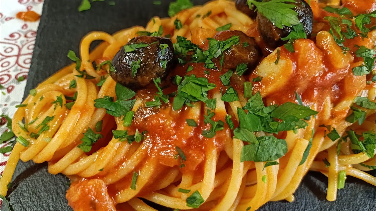 Questi Spaghetti con Baccalà e Olive nere sono semplici e saporiti