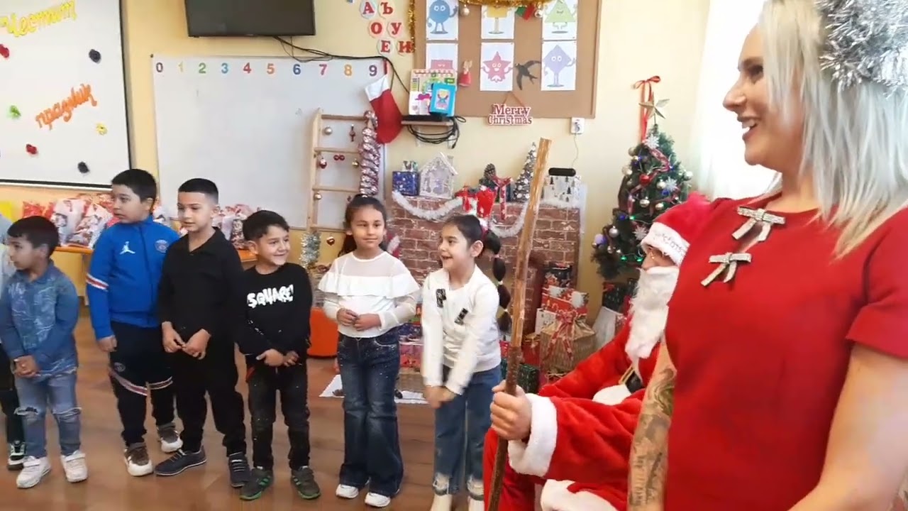 Ето как посрещат Дядо Коледа и Снежанка децата от подготвителната група на г-жа Даниела Бучинска
