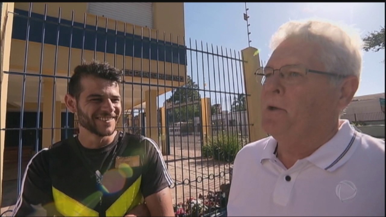 Motoboy arrisca a vida para salvar gato em Canoas (RS)