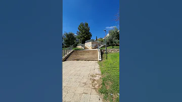 ورودی پلکانی زیبا در پارکی زیبا در بیت شمش در ایالون 