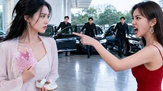 Ái nữ trùm ngầm vượt xe cứu con nguy kịch, bị bạn gái cha chặn; 3 anh trai ập đến!