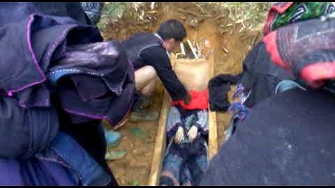 cảnh chôn cất, trong đám ma người Mông đen