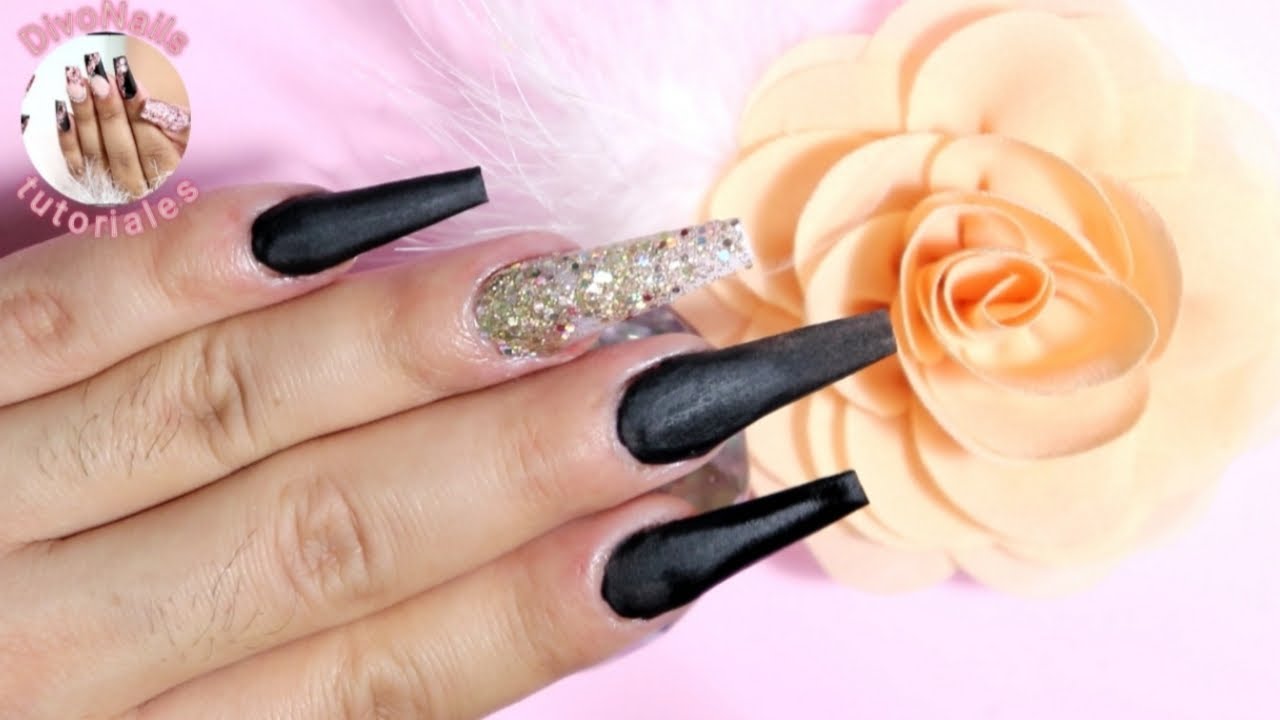 Uñas acrilicas en negro super elegantes + foil florial uñas blancas