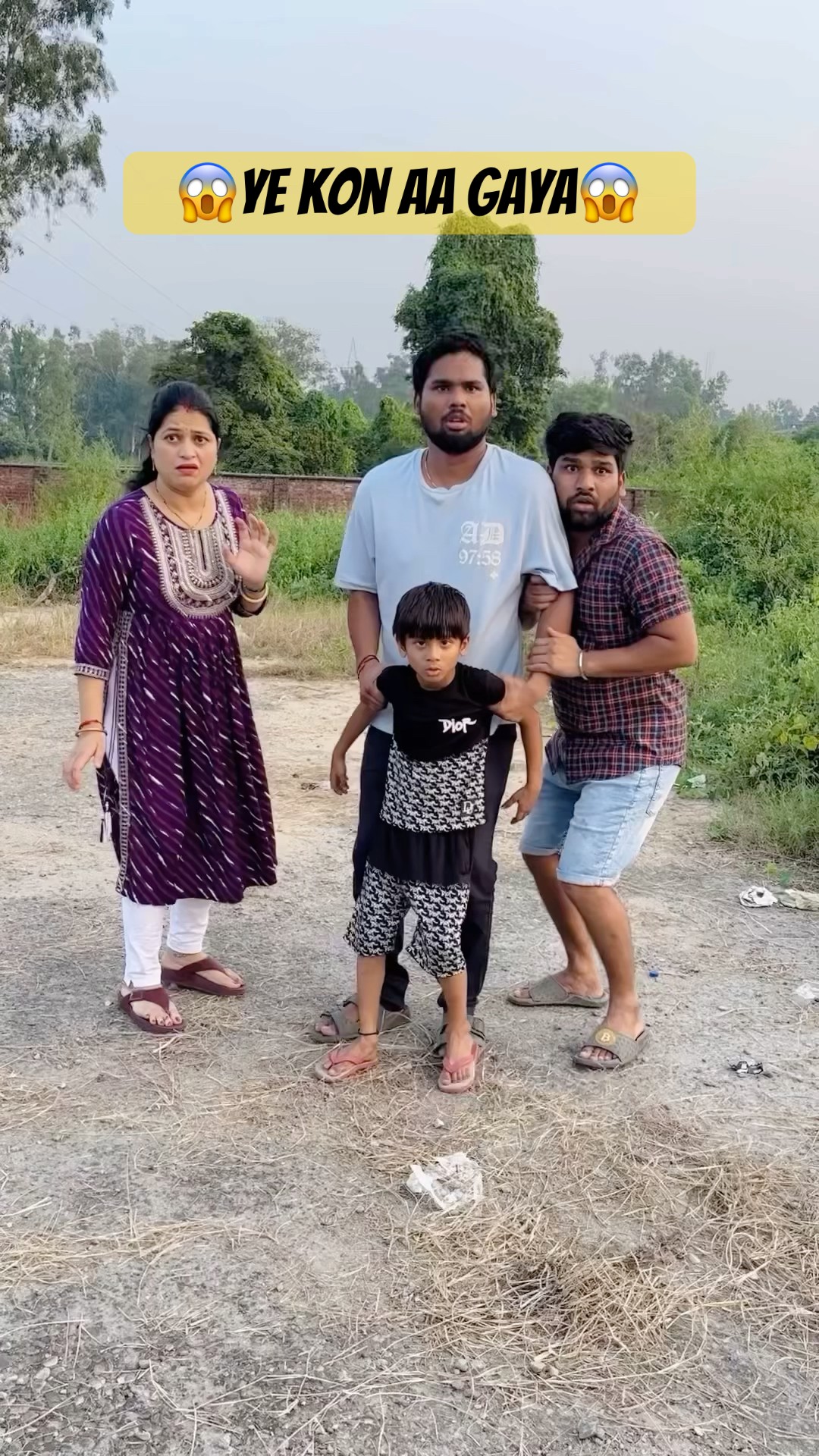 Ye hum logo ke piche kon pad gaya #comedy #funny #youtubeshorts #shorts #shortsfeed