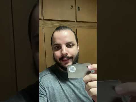 Cartão de visita Taggo de Inox sendo apresentado