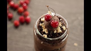 This sinful jar is loaded with chocolate coated rice crispies, cake
and cream for a delicious delight after wonderful dinner. dark cake...