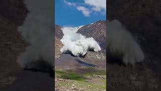 Crazy Video: Massive Avalanche Strikes Photographer While Camera Rolls screenshot 2
