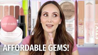 The BEST Makeup Under $10...Save Your Money!
Hi everyone, today I’m sharing some of the BEST drugstore/affordable makeup I’ve found for under $10/€10. These products seriously impressed me and some give high-end makeup a run for its money. Let me know your faves in the comments! 💕
Carmel xx
Essence Microblading Brow Brush Liner (Dark Brown)
https://go.shopmy.us/p-81122143 (EU)
https://go.shopmy.us/p-81122032 (US)
Essence Brow Lift & Freeze Glue (Clear)
https://go.shopmy.us/p-81123301 (EU)
https://go.shopmy.us/p-48659743 (US)
Essence Correct & Conceal Under Eye Brightening Concealer (Medium)
https://go.shopmy.us/p-81124704 (EU)
https://go.shopmy.us/p-81123723 (US)
NYX Wonder Snatch Concealer (11 Neutral Beige)
https://go.shopmy.us/p-67371455 (EU)
https://go.shopmy.us/p-63981071 (US)
Essence Foundation Stick (160)
https://go.shopmy.us/p-81125765 (EU)
https://go.shopmy.us/p-81125872 (US)
Colourpop Bronze Stix (La Jolla Cove)
https://go.shopmy.us/p-79393156 (CP)
https://go.shopmy.us/p-79476906 (Ulta)
(CARMELNICOLEBEAUTY10 for 10% Discount)
Wet n Wild Mother Fluffer Cloud Blush (Rose the Roof)
https://go.shopmy.us/p-76435061 (EU)
https://go.shopmy.us/p-76434998 (US)
https://go.shopmy.us/p-76435071 (Wet n Wild)
Catrice Aura Glam Bouncy Highlighter (010 Moonlit Sand)
https://go.shopmy.us/p-81128372 (EU)
https://go.shopmy.us/p-81208954 (US)
Essence Mini Eyeshadow Palette - The Brown Edition
https://go.shopmy.us/p-81129778 (EU)
https://go.shopmy.us/p-81129931 (US)
Wet n Wild Mega So Defined Volumising & Defining Mascara (Black)
https://go.shopmy.us/p-81129528 (EU)
https://go.shopmy.us/p-81129450 (US)
Essence Silky Blur Translucent Loose Setting Powder
https://go.shopmy.us/p-81130279 (EU)
https://go.shopmy.us/p-81209483 (US)
Catrice Blend + Bond Setting Spray
https://go.shopmy.us/p-45141302 (EU)
https://go.shopmy.us/p-81209660 (US)
Catrice Cosmetics Gel Glide Long-Lasting Lip Liner (Toffee Talk)
https://go.shopmy.us/p-81210190 (EU)
https://go.shopmy.us/p-45142788 (US)
Kiko Milano Smart Fusion Lipstick (404 Rosy Biscuit)
https://go.shopmy.us/p-81210820 (EU)
https://go.shopmy.us/p-81210567 (US)
Chapters ⏰
00:00 Intro
00:51 Brows
02:47 Corrector & Concealer
05:13 Foundation
07:34 Bronzer
09:10 Blush
10:36 Highlight
11:45 Eyeshadow
13:10 Mascara
15:36 Lips
*This video is NOT sponsored, but the video description contains affiliate links. I am awarded a small commission for purchases made through these links, at no added cost to yourself. Your support is truly appreciated ☺️ Please be assured that every product recommendation is absolutely genuine and bought with my own money - unless specifically marked as GIFTED.*
*Enquiries: carmelnicolebeauty@gmail.com*
*DISCOUNT CODES:*
*BK BEAUTY Brushes 10% Discount Code: CARMEL10*
https://go.shopmy.us/p-13182696
*ZIIP Halo 10% Discount Code: CARMEL*
https://go.shopmy.us/p-28807619
*Colourpop 10% Discount code: CARMELNICOLEBEAUTY10*
https://go.shopmy.us/p-63985015
*QURE LED Light Therapy Mask 10% discount link*
https://www.qureskincare.com/CARMEL75417
*CALECIM 15% Discount Code: CARMEL*
https://go.shopmy.us/p-23725894
Wild: CARMELBEAUTY for 20% Discount
https://go.shopmy.us/p-74476030
*U Beauty 20% Discount Code: CARMELNICOLEBEAUTY20*
Banish Skincare Discount: https://www.banish.com/CARMEL (Code Carmel)
*Dreame AirStyle Pro US 10% Discount Code: CARMEL* https://go.shopmy.us/p-48698542
My Skin Information: 🙋♀️
Age 43 with dry skin. Light/medium olive skin with neutral undertones. Hyperpigmentation, rosacea & broken capillaries.
My foundation preferences: 😊
Light to medium coverage, luminous, glowy or soft satin finish.
My Foundation Shades:
* Nars Light Reflecting Foundation: Shade Patagonia
* ELF Soft Glam Satin Foundation: Shade 25
* Maybelline Lumi Matte Foundation: Shade 128
* Fenty Soft’lit Naturally Luminous Foundation: Shade 225
* Haus Labs Triclone Skin Tech Foundation: Shade 210
* Charlotte Tilbury Beautiful Skin Foundation: Shade 5N
* L’Oreal True Match Foundation: Shade 3N
* Armani Luminous Silk: Shade 5.3
* Chanel Les Beiges Healthy Skin Foundation: Shade B30
* Makeup Forever HD Skin Hydra Glow Foundation: Shade 1N14 The BEST Makeup Under $10...Save Your Money!