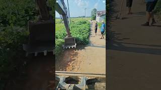 This Young Excavator Operator Is Voluntarily Cleaning Up Roadside Weeds!