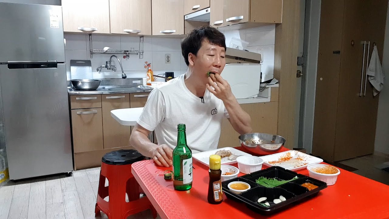 아직도 엄마한테 밑반찬 얻어먹고 사는 결혼 못 한 막내아들  40대 중년 대전 총각의 보쌈에 소주 한잔하는 혼술 일상 먹방 브이로그.