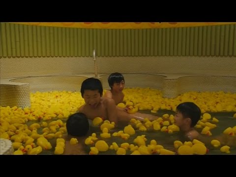 Japanese bath house offers a dip with 1000 rubber ducks for children