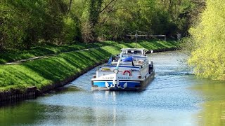 Péniche dans l'écluse