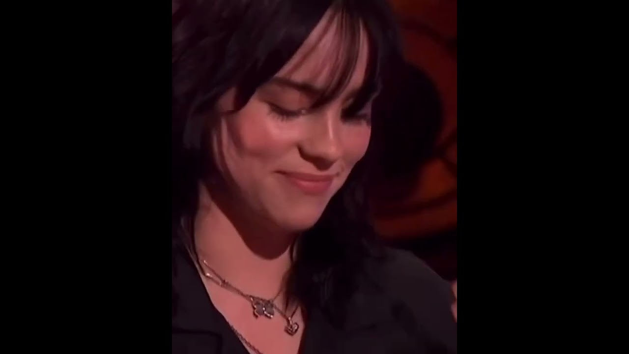 Billie Eilish’ heartbeat when asked about kissing a celebrity 📈📈