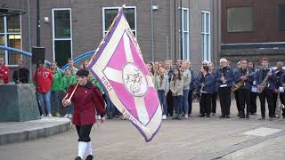 Dodenherdenking; groet met vaandel en last post